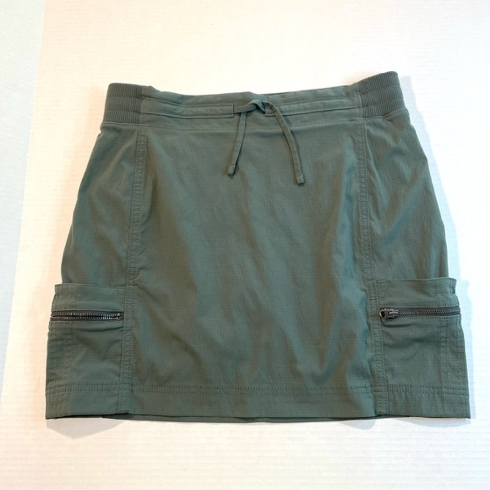 ATHLETA Trekkie Cargo Skort‎ Skirt Pockets Olive Army Green Hike Size 8 NWOT